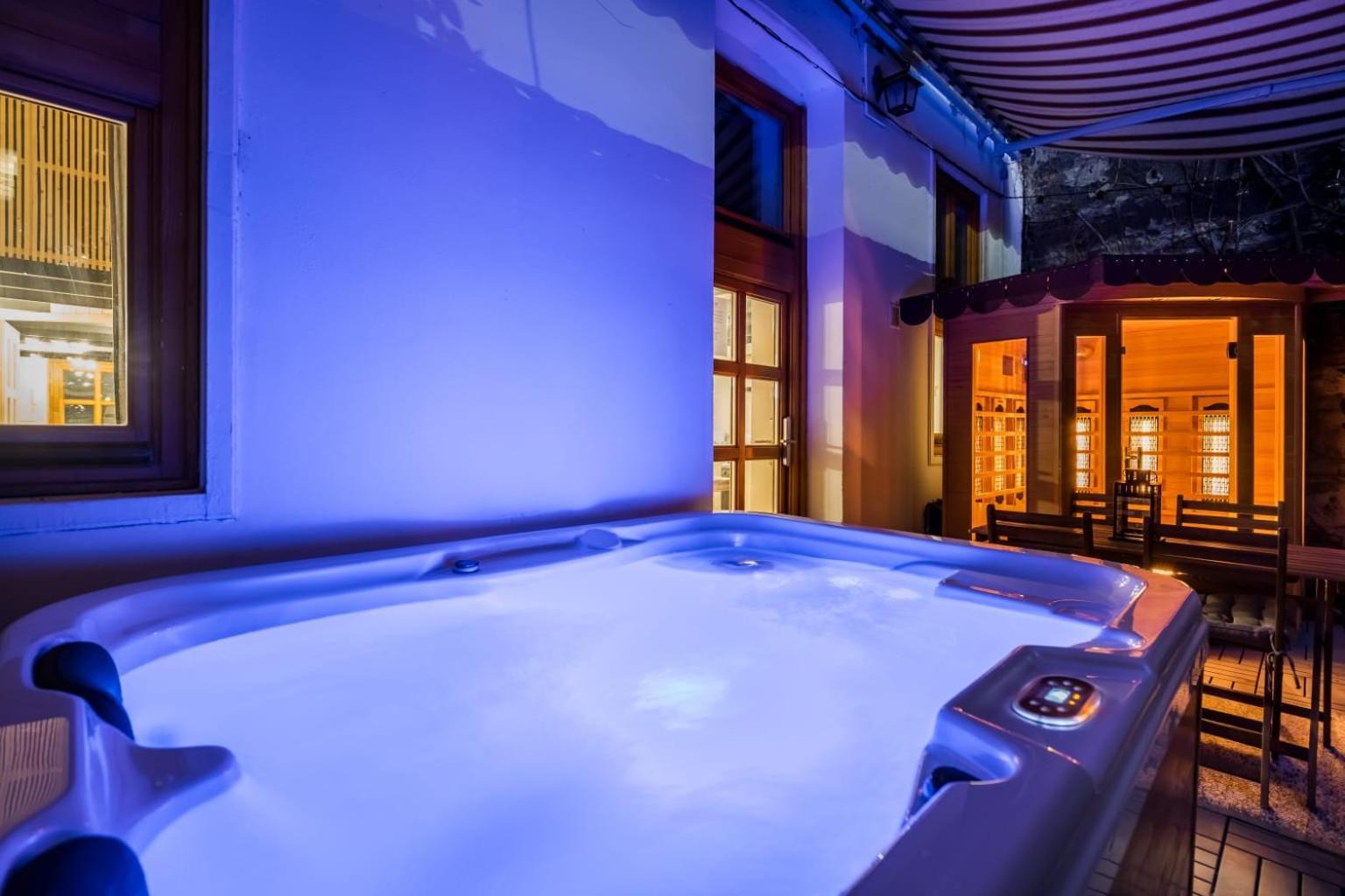 Wellness Wonderland: Garden, Sauna, Jacuzzi In Cbd Budapest Eksteriør billede