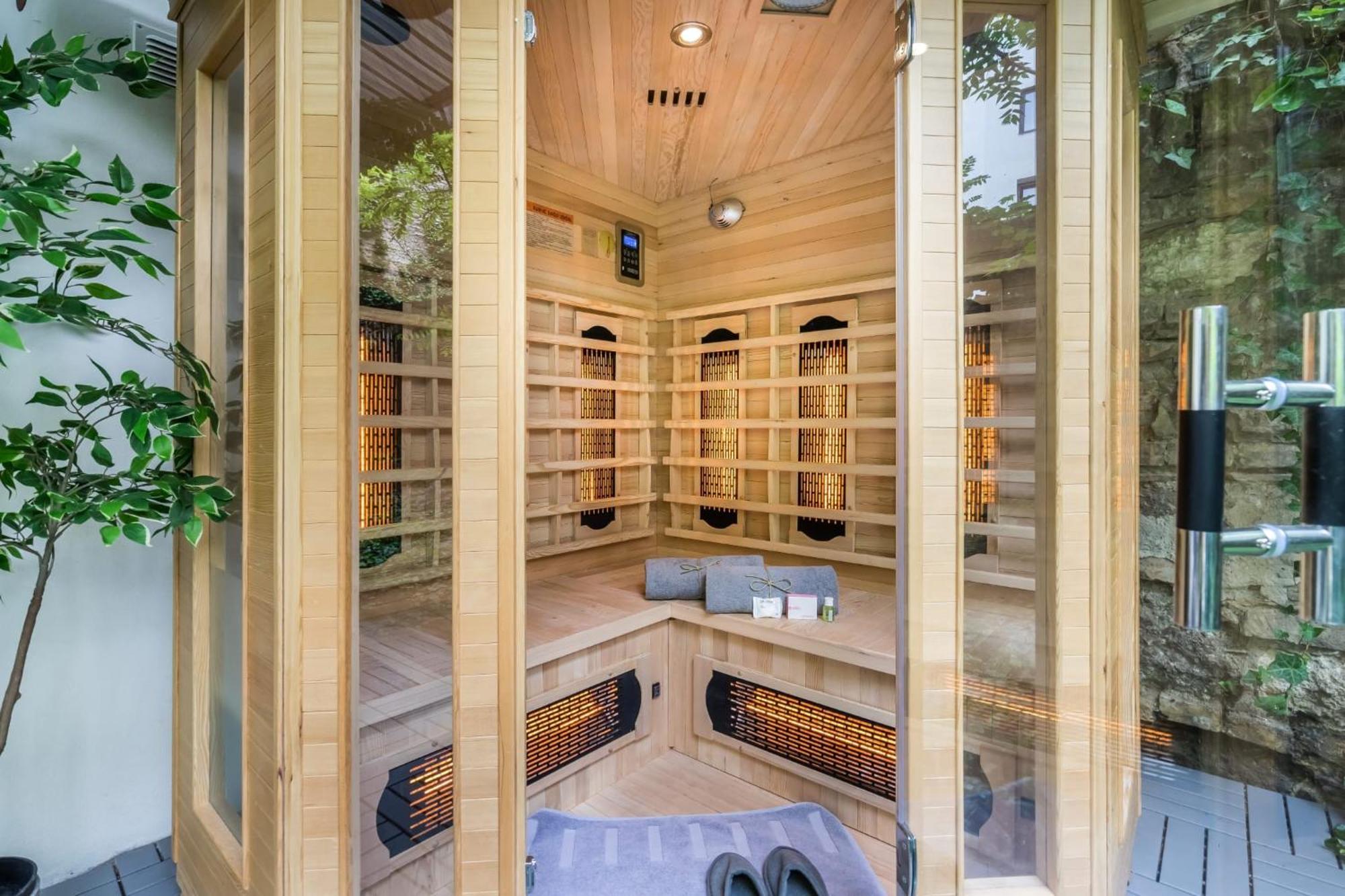 Wellness Wonderland: Garden, Sauna, Jacuzzi In Cbd Budapest Eksteriør billede